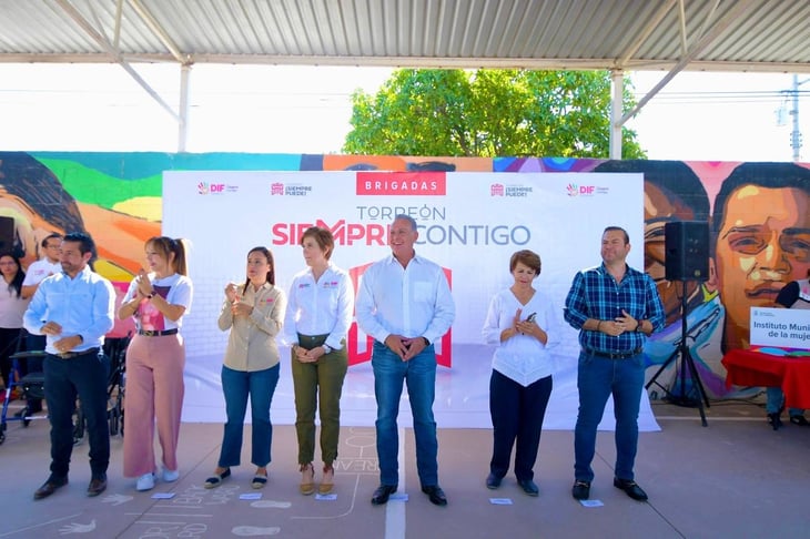 Alcalde entrega banqueta y lleva brigada multidisciplinaria a Rincón La Merced 