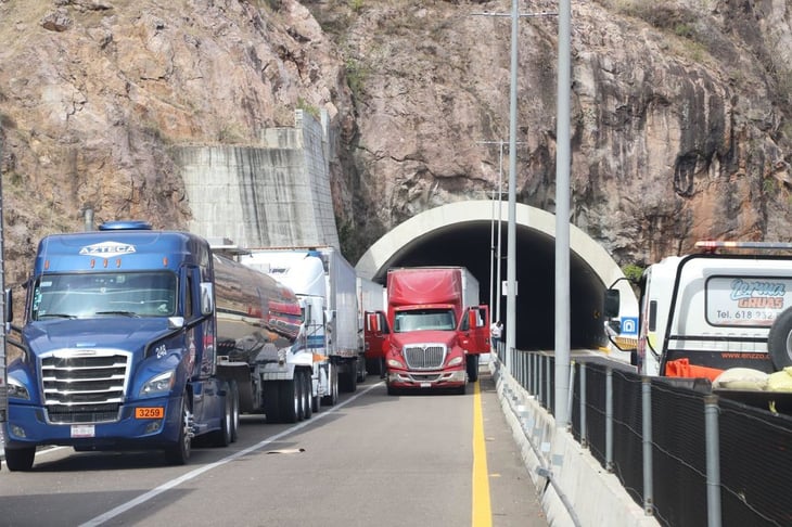 Traileros de la Región Centro viven calvario en la carretera Durango-Mazatlán