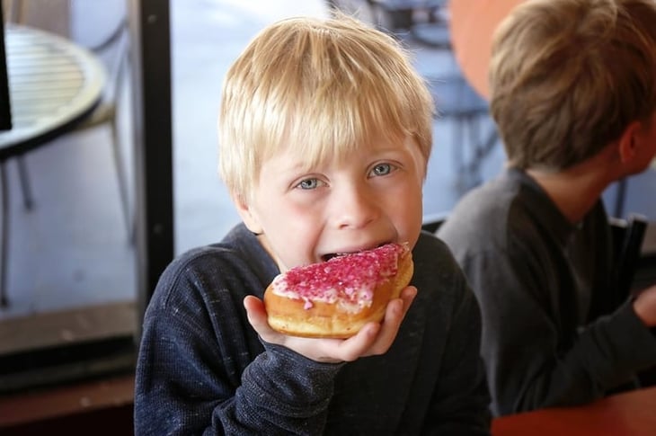 California prohíbe 6 colorantes artificiales en los alimentos que se sirven en las escuelas públicas