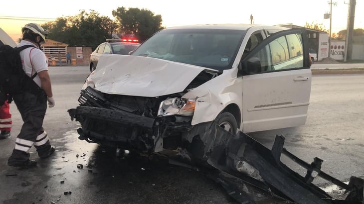 Choque-volcadura provoca daños totales en vehículos en Piedras Negras 