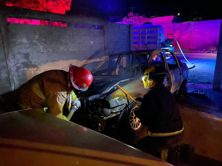 Cortocircuito provoca devastador incendio en vehículo en la colonia Guerrero