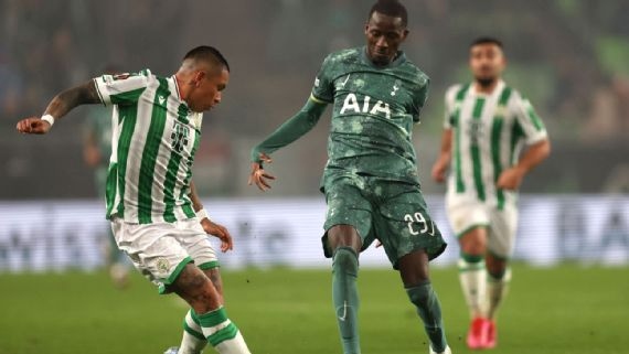 Christian Ramírez sumó una asistencia en la caída de Ferencvaros ante Tottenham por Europa League