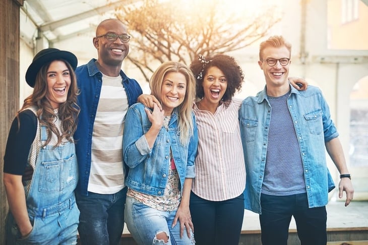 Las buenas amistades son cruciales para la felicidad de los adultos jóvenes, según un estudio