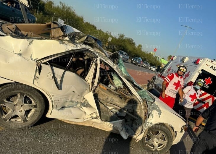 Conductor convierte bulevar en pista de carreras y choca contra camión 