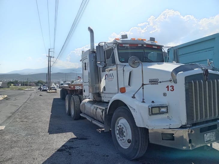 Trailero ignora señal de alto y embiste un auto en la colonia Carlos Salinas de Gortari