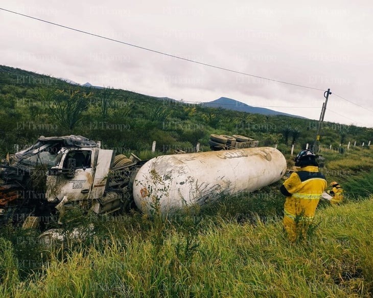 Tráiler con gas LP vuelca en la carretera Saltillo-Monclova