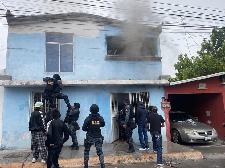 Policías rescatan a cuatro menores de un incendio en Saltillo