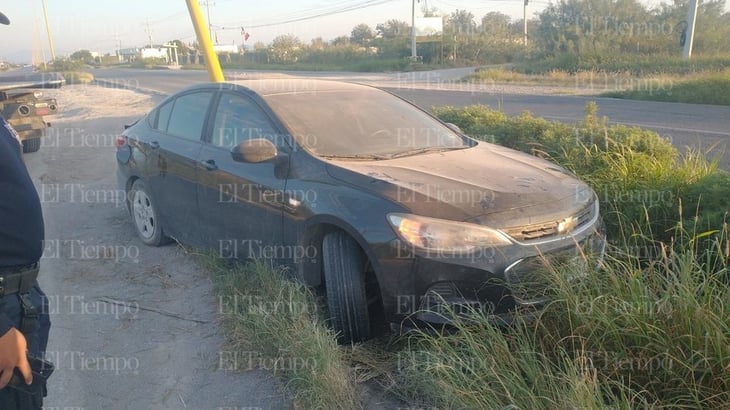 Conductor 'levanta anclas' y abandona carro tras accidente