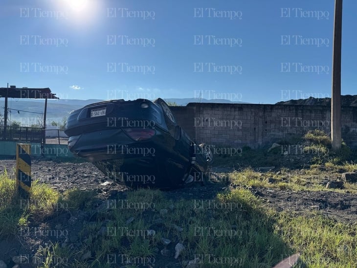 Carro queda como 'tortuga panza arriba' en avenida las Torres