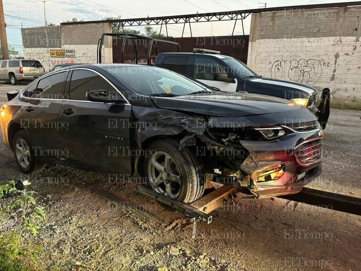 Malibú ensarta dos autos estáticos en la colonia Eva Sámano