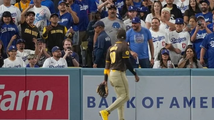 Aficionados de Dodgers arrojan objetos a jardinero de Padres durante Juegos 2 de la SDLN