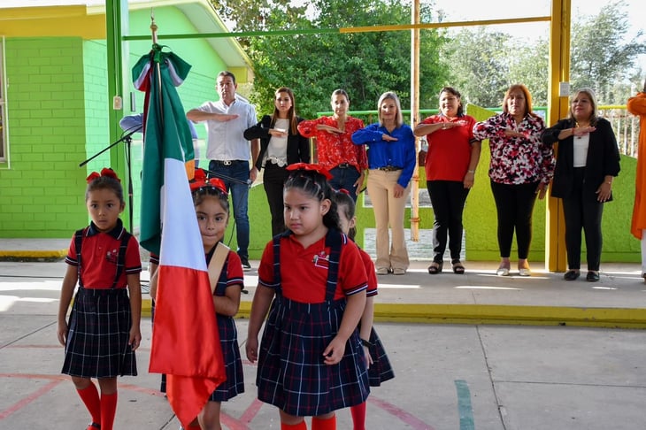 Rinden honores a la bandera en jardín de niños de Piedras Negras