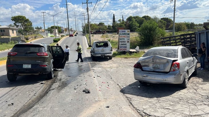 Conductor no respeta la distancia, destroza su auto y dos coches más