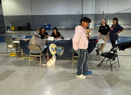 Mascotas reciben microchips por parte del departamento de policía de Eagle Pass