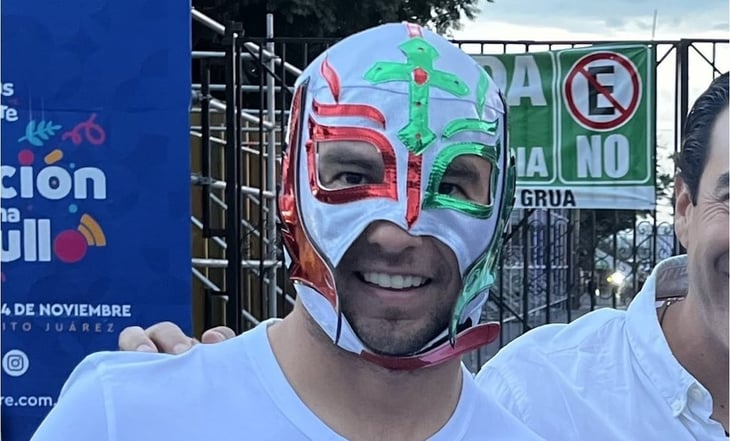 Checo Pérez se disfraza de luchador y acude de incógnito a función de Lucha Libre