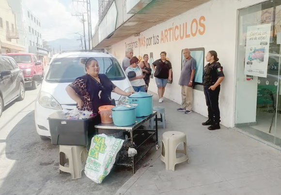 Con la fuerza policiaca intentan reubicar a comerciante de tacos de Monclova 