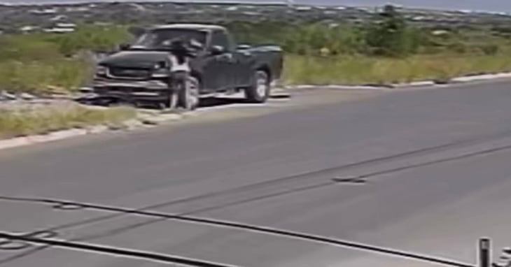 Viralizan a mujer que quebraba cristales de una pick up