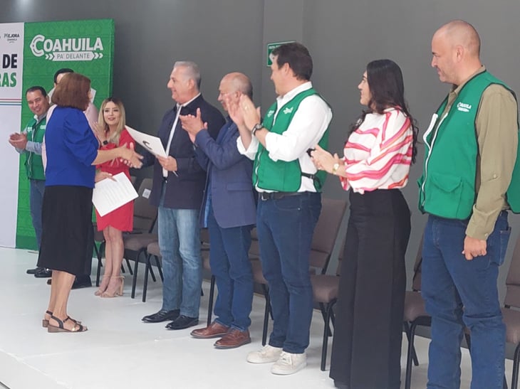 Hacen entrega de 121 escrituras a familias torreonenses