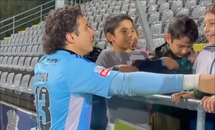 Aficionados en Portugal se entregan a Guillermo Ochoa tras un partido del AVS Futebol SAD