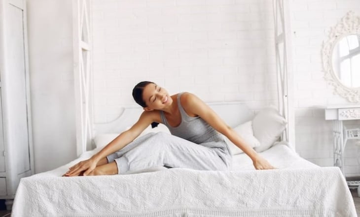 Postura de pilates ideal que debes hacer en la cama antes de irte a dormir