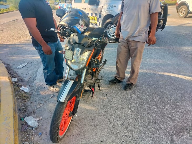 Motociclista se estrella contra auto en la colonia 23 de abril de Monclova