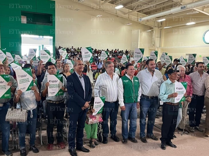 Gobierno del Estado entrega escrituras en Monclova beneficiando a más de 170 personas