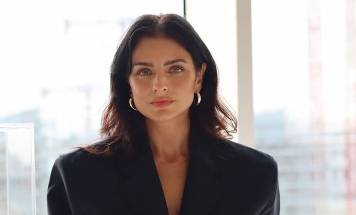 Aislinn Derbez impacta con look transparente en color morado