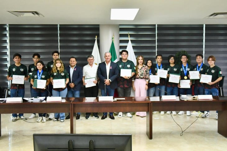 En Cabildo, brindan reconocimiento a la Selección de Robótica del Colegio Cervantes por premio recibido