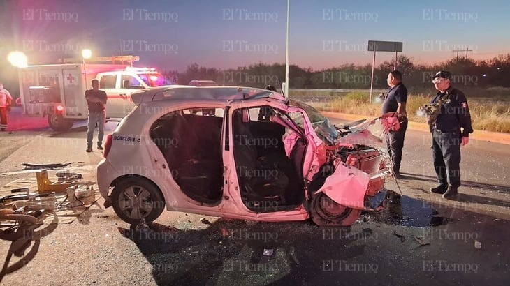 Pasajera de taxista queda prensada tras chocar contra patrulla y tráiler