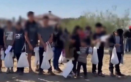 El 43 % de migrantes son enjuiciados en Texas