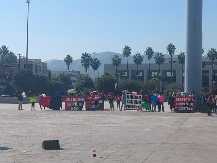 Marchan y hacen mitin trabajadores de la Universidad Antonio Narro