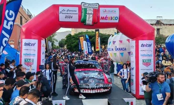 Pilotos y navegantes desfilan en el centro de Oaxaca, previo a la Carrera Panamericana 2024