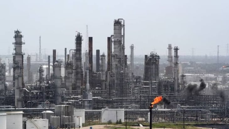 Confirman 2 fallecidos y 35 afectados por fuga de gas en refinería Deer Park