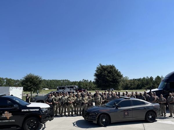 Texas envía soldados para apoyar a Florida