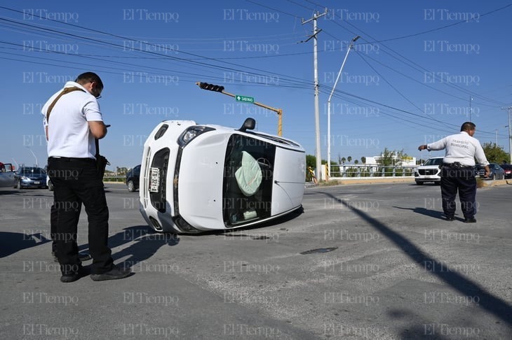 Auto vuelca en la Montessori y conductor termina lesionado