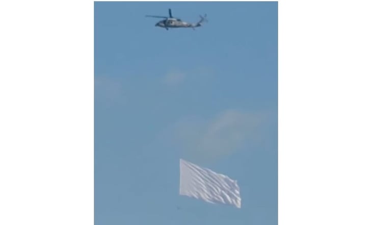 Captan helicóptero con bandera blanca sobrevolando Culiacán