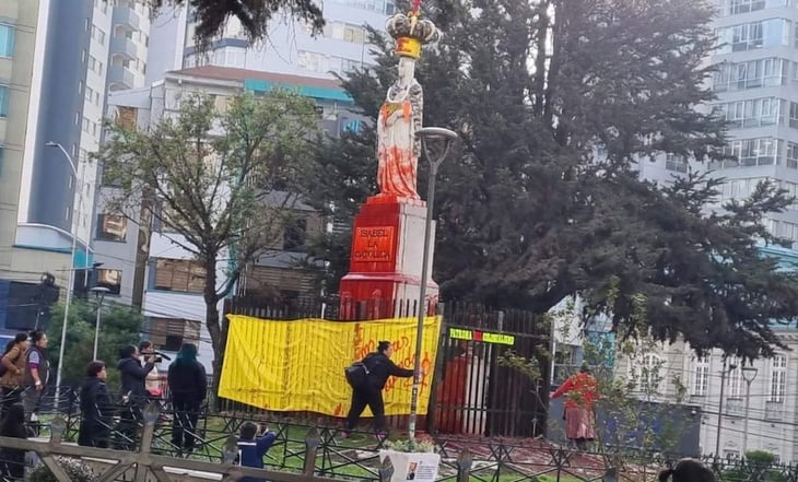 VIDEO: Arrojan pintura a estatua de Isabel la Católica en rechazo al 'colonialismo' en Bolivia