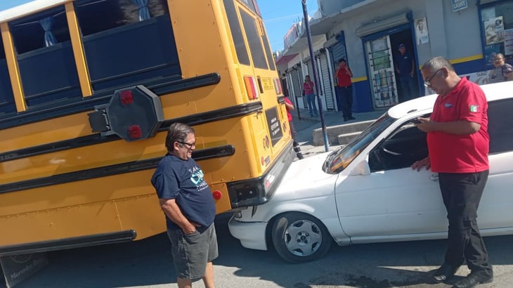 Conductor despistado termina debajo de un camión en la colonia Hipódromo