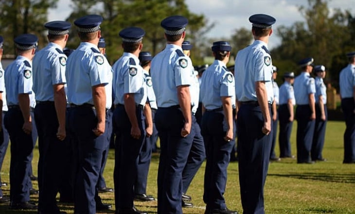 Por saludo Nazi, suspenden a sargento de policía australiana