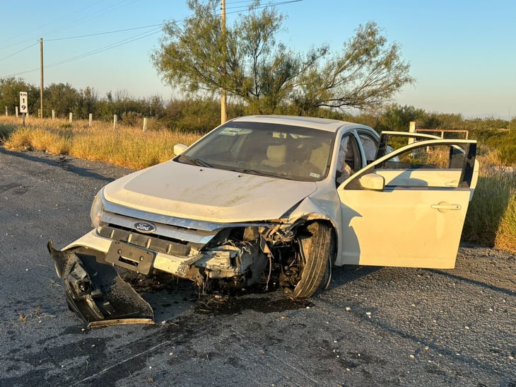 Auto se impacta en barreras de la carretera 57