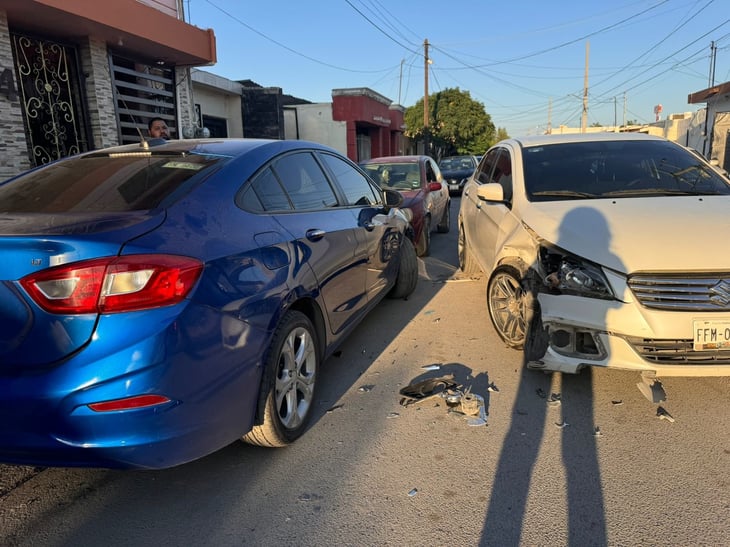 Choque de tres vehículos en la colonia Azteca deja daños materiales