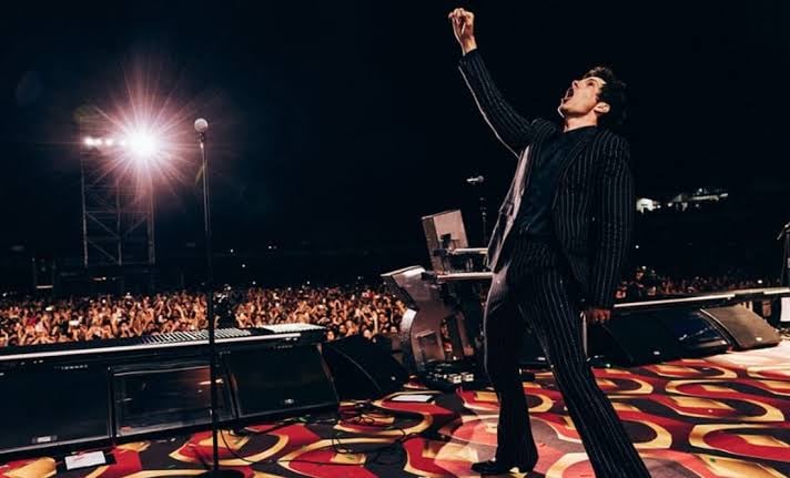 The Killers desata polémica en redes por bajar del escenario a un fan