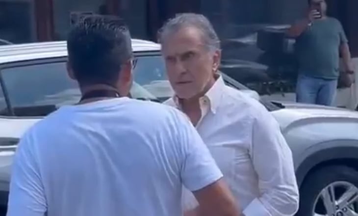 Manifestantes increpan a Yunes Linares; lo llaman 'traidor' 