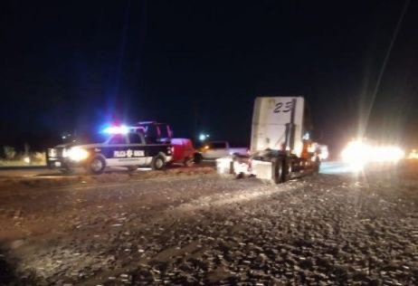 Llaman a denunciar tras volcadura de tráiler en la carretera 57