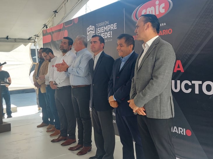 Develan monumento al constructor en el evento del 51 Aniversario del CMIC