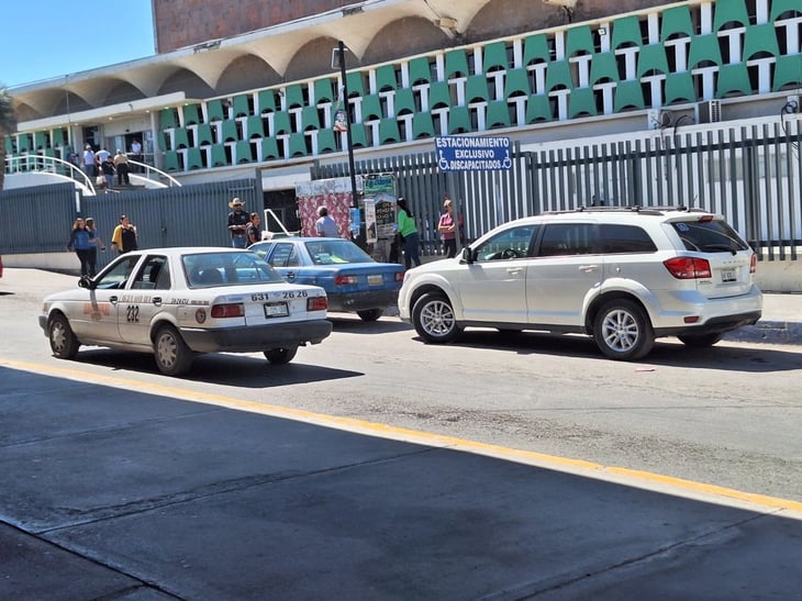 Taxistas agarran de base rampa de acceso al block A del IMSS 