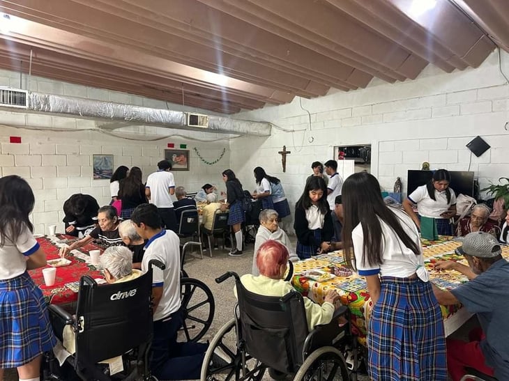 Estudiantes visitan el asilo llevando alegrías 