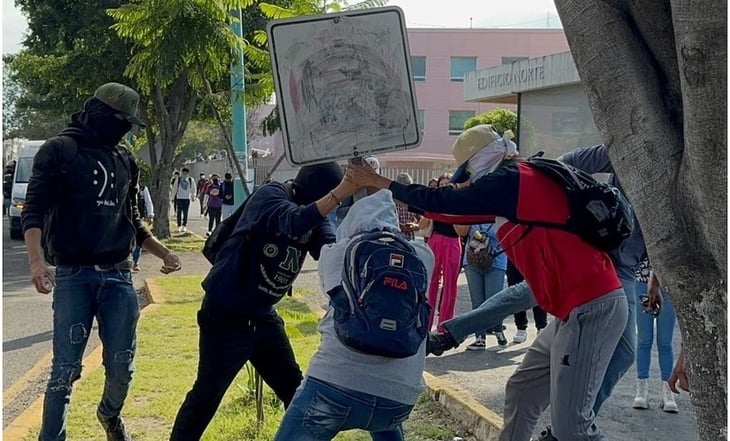 Normalistas protestan contra agresiones de policías en Morelia, Michoacán