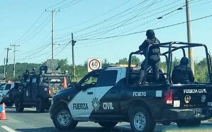 Conductor con placas de Texas recibe disparos en la cabeza y se vuelca en la Carretera Nacional, NL