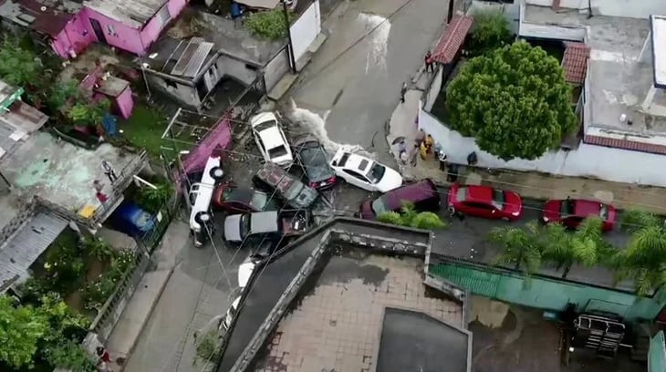 Arrastra corriente de agua autos en Col. Nuevo México de Monterrey 